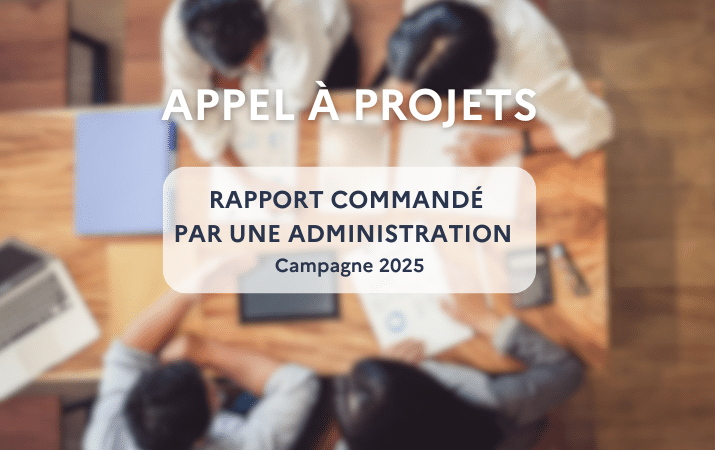 Image floue de personnes autour d'une table, visiblement en train de travailler. Appel à projets - Rapport commandé par une administration - Campagne 2025