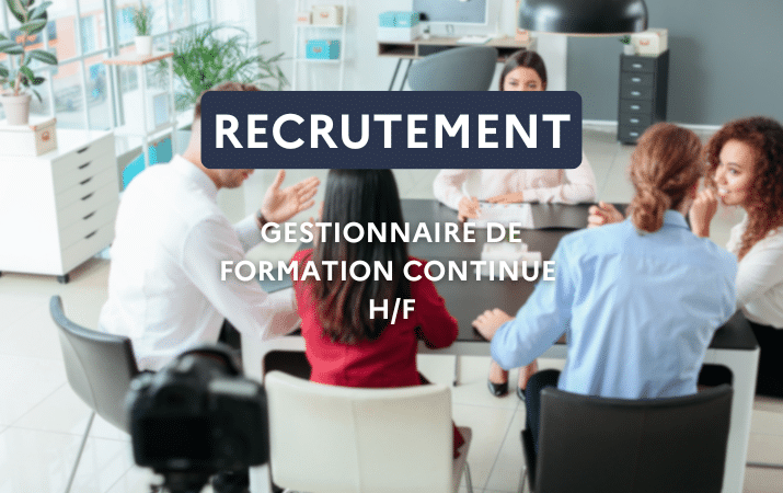 Photo floue de personnes rassemblées autour d'une table. Inscription : Institut régional d'administration de Lille / Recrutement / gestionnaire de formation continue H/F